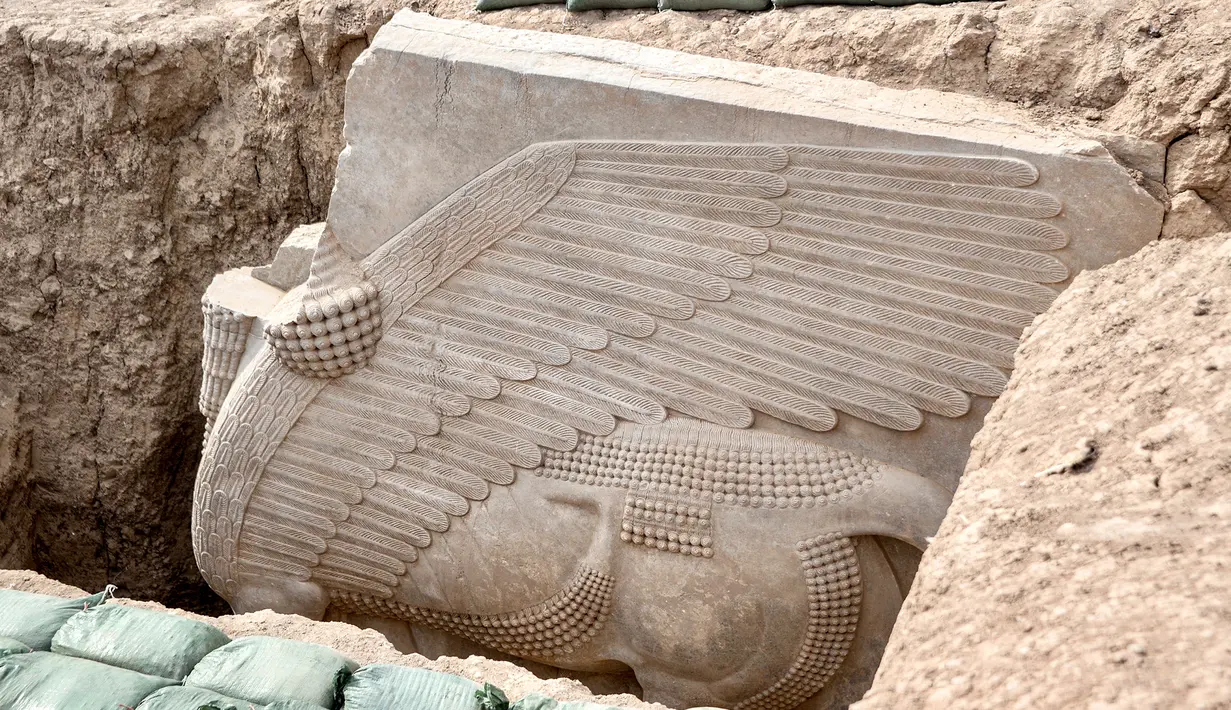 Patung ini dibuat pada masa pemerintahan Raja Sargon II yang berkuasa dari tahun 722 hingga 705 SM dan didirikan di gerbang kota untuk memberikan perlindungan, kata Butterlin. (Zaid AL-OBEIDI / AFP)