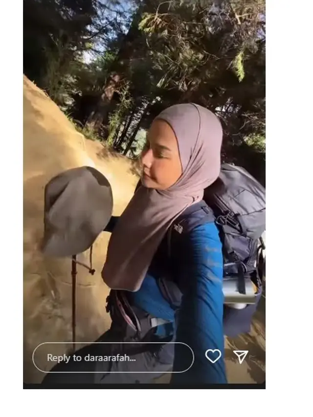 10 Potret Dara Arafah Pertama Kali Mendaki Gunung Prau, Penuh Kesan