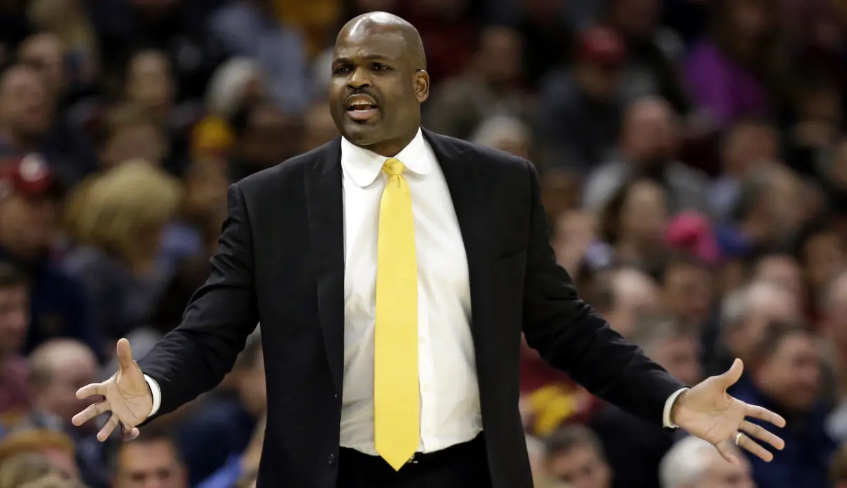 Pelatih Indiana Pacers, Nate McMillan memberikan instruksi kepada timnya saat melawan Cleveland Cavaliers pada laga NBA basketball di Quicken Loans Arena, Cleveland, Kamis, (2/11/2017) pagi WIB. Cleveland kalah 107-124. (AP/Tony Dejak)