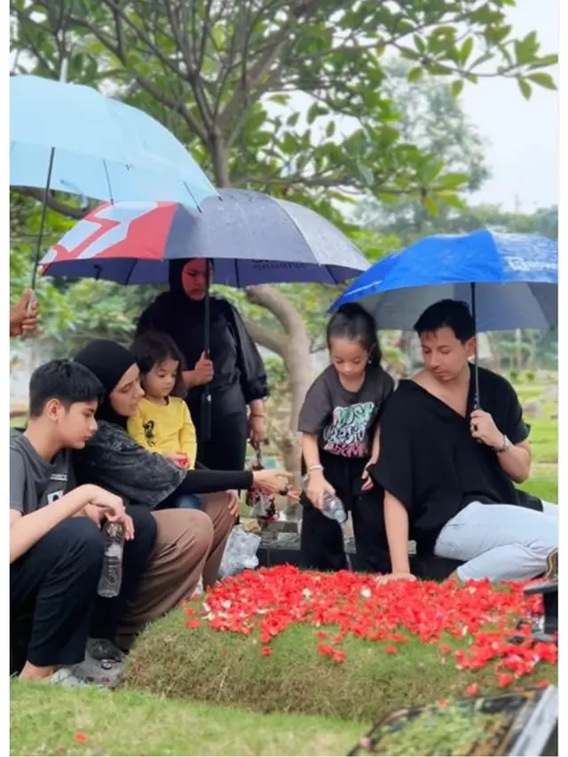 Potret 6 Artis Ziarah Kubur di Momen Ramadhan, Indro Nyekar Makam Personel Warkop
