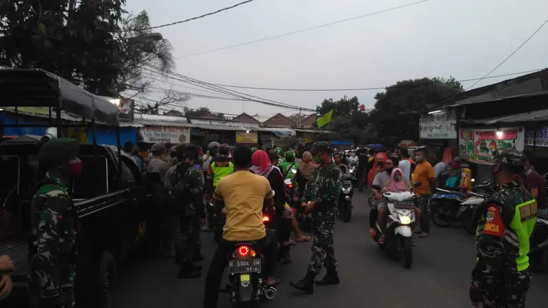 Pedagang takjil di Bekasi bentrok dengan petugas.