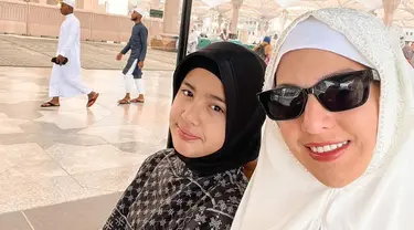 Nia Ramadhani tampil memesona dengan balutan hijab putih dan berkacamata. Tak hanya itu, keberadaan Mikhayla juga curi perhatian. Mikhayla yang beranjak ABG berhasil bikin warganet terpesona dengan kecantikan putri sulung Nia Ramadhani. (Liputan6.com/IG/ramadhaniabakrie)