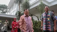Wakil Presiden Jusuf Kalla didampingi istrinya Mufidah Kalla memberikan keterangan pers di Rumah Dinas Wakil Presiden, Jakarta, Kamis (10/9/2015). (Liputan6.com/Faizal Fanani)