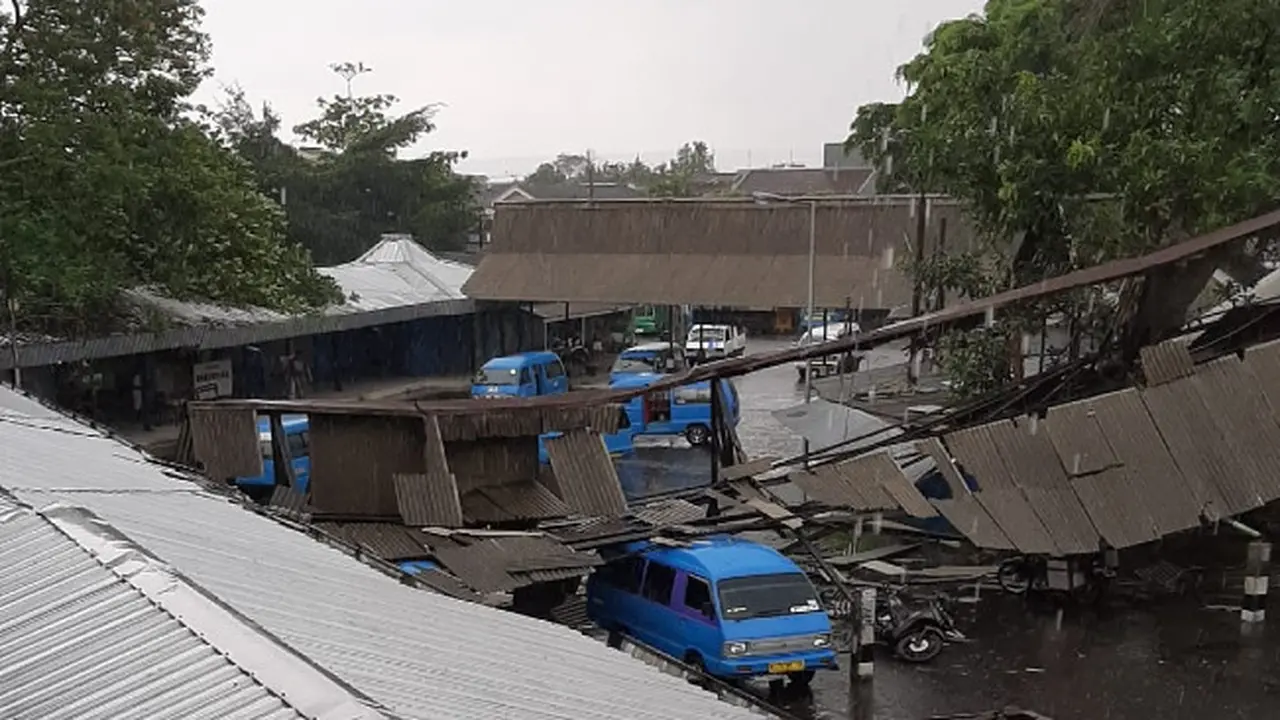 Atap Terminal Arjosari Ambruk Timpa Angkot Dampak Hujan Deras dan Angin Kencang
