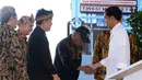 Presiden Joko Widodo menyalami Menteri PUPR, Basuki Hadimuljo saat peresmian tol Soreang-Pasir Koja (Soroja) di Kab Bandung, Senin (4/12). Jalan tol ini terbentang sepanjang 10 km. (Liputan6.com/Biro Pers Kepresidenan)