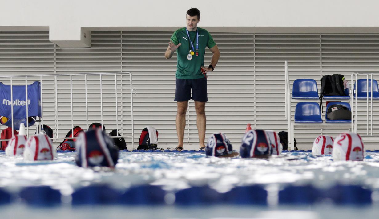 Pelatih Timnas Polo Air Indonesia, Milos Sakovic, memberi arahan kepada anak asuhnya saat latihan di Stadion Aquatik GBK, Jakarta, Senin (11/11). Para punggawa Timnas Polo air menargetkan medali emas di SEA Games 2019. (Bola.com/M Iqbal Ichsan)