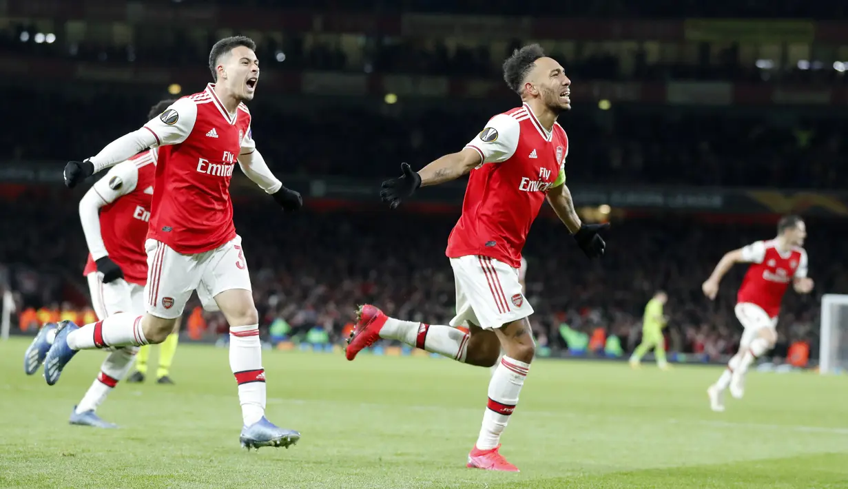 Penyerang Arsenal, Pierre-Emerick Aubameyang berselebrasi usai mencetak gol ke gawang Olympiakos pada leg kedua babak 32 besar Liga Europa di stadion Emirates, London, Kamis (27/2/2020).  Olympiakos menang 2-1 dan lolos dengan unggul agregat gol tandang 2-2. (AP Photo/Frank Augstein)