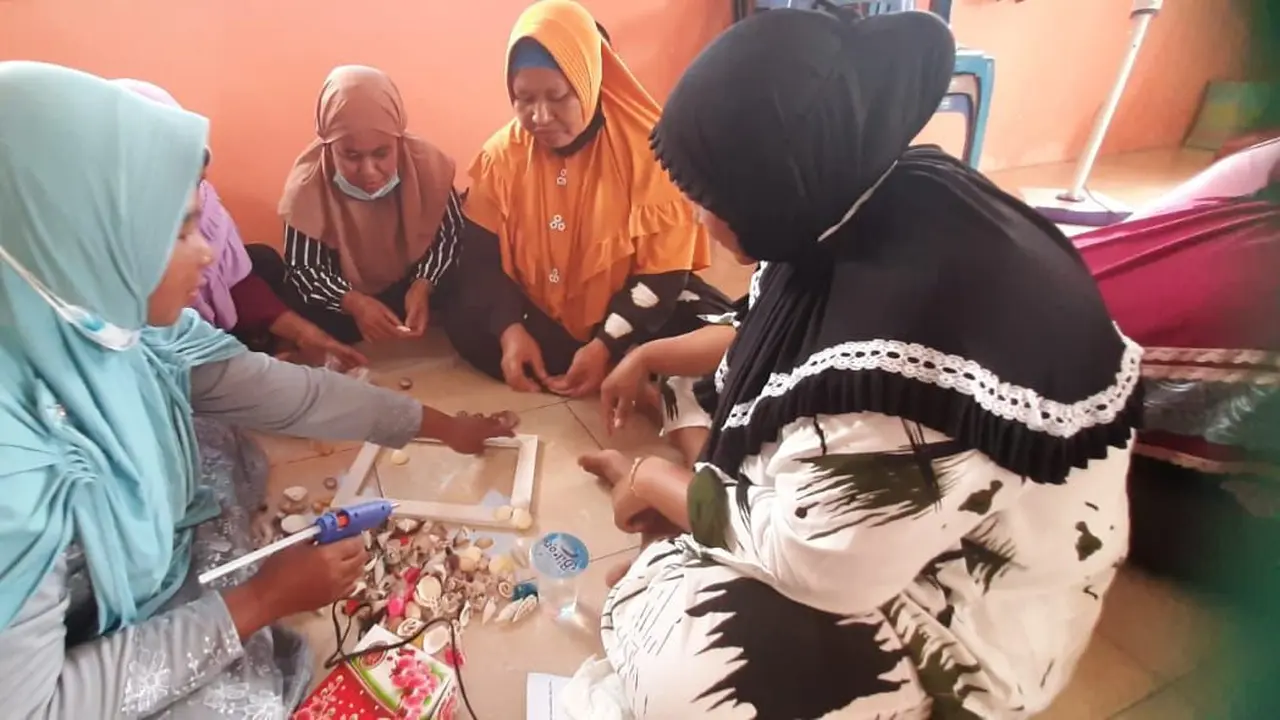 KKP memberikan pembekalan kepada para istri nelayan agar bisa berkreasi, berinovasi dan mengembangkan potensi alam Desa Suak Gual Belitung.  (Foto: KKP)