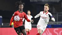 Eduardo Camavinga (kiri) diprediksi akan hengkang pada musim panas ini. Klub peminatnya harus menyiapkan dana sekitar 50 juta pounds (Rp1 triliun). (Foto: AFP/Damien Meyer)