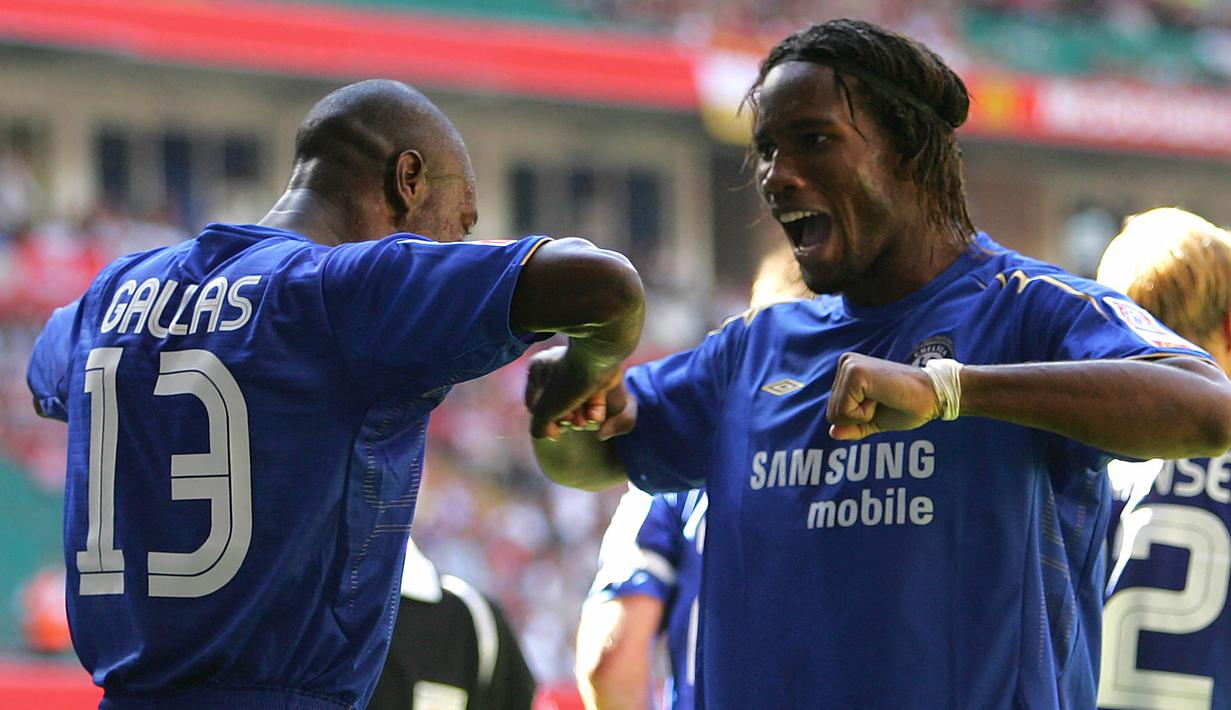 Didier Drogba. Striker Pantai Gading yang kini berusia 44 tahun dan telah pensiun pada Juli 2008 bersama Arizona United ini menempati posisi ketiga sebagai pemain Chelsea dengan raihan gol terbanyak di musim debutnya pada 2004/2005. Ia mampu mencetak total 16 gol, dengan rincian 10 gol dicetaknya di Liga Inggris, 5 gol di Liga Champions dan 1 gol di Piala Liga. Ia didatangkan Chelsea dari Marseille dengan nilai transfer 38,5 juta euro dan bertahan hingga 2011/2012. (AFP/John D McHugh)
