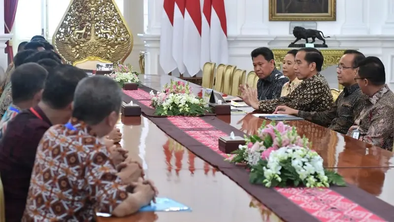 Perwakilan serikat pekerja PTPN bersama Menteri BUMN dan Dirut Holding Perkebunan Nusantara diterima Presiden Joko Widodo di Istana Merdeka di Jakarta.