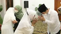 Khofifah berpamitan dengan Emil Dardak untuk berangkat haji tahun ini. (Dian Kurniawan/Liputan6.com)