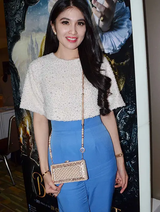 Rasa senang pun terpancar di wajah Sandra ketika hadir di Gala Premiere film Beauty and The Beast di Lippo Mall Puri, Jakarta Barat, Rabu (15/3). Namun ia mengakui ada rasa gelisah saat menonton. (Deki Prayoga/Bintang.com)