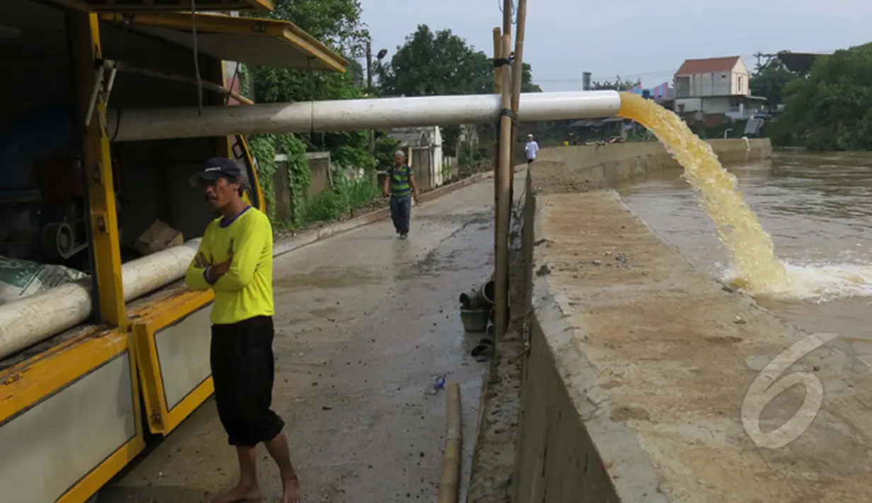 Petugas dari Dinas PU (Pekerjaan Umum) mengurangi debit air menggunakan mesin pompa untuk dibuang ke kali, di Perumahan Ciledug Indah I, Ciledug, Tangerang, Jum'at (23/01/2015). (Liputan6.com/Andrian M Tunay)