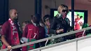 Penyanyi AS, Madonna berbincang dengan anaknya David Banda menyaksikan pertandingan kualifikasi Piala Dunia 2018 antara Portugal dan Swiss di Stadion Luz di Lisbon (10/10). Portugal menang 2-0 atas Swiss. (AFP Photo/Francisco Leong)