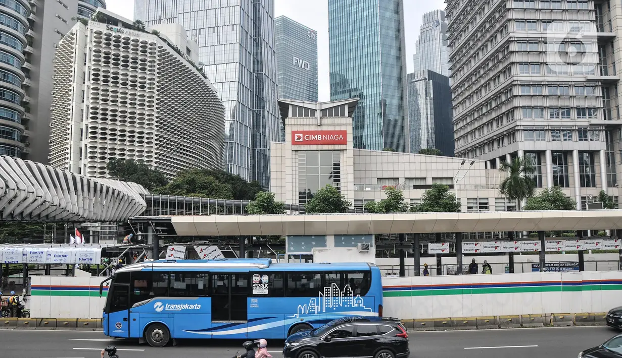 Kendaraan melintas dekat proyek revitalisasi halte TransJakarta Gelora Bung Karno (GBK), Jakarta Pusat, Senin (25/7/2022). PT TransJakarta terus mengebut proyek konstruksi revitalisasi sembilan halte yang akan berlangsung sekitar enam bulan dan akan difungsikan kembali secara bertahap sampai dengan dirampungkan secara keseluruhan pada Desember 2022. (merdeka.com/Iqbal S Nugroho)