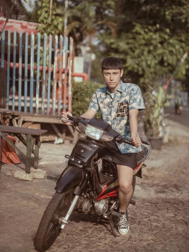 6 Potret Raka Hutchison, Aktor yang Dikabarkan Dekat dengan Rachel Vennya