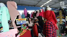 Pengunjung memilih busana muslim di skybridge Tanah Abang, Jakarta, Rabu (8/5/2019). Hari ketiga puasa bulan Ramadan, Warga Jakarta dan penyangga sekitarnya sudah mulai berbelanja pakaian muslim dengan harga yang murah untuk kebutuhan sendiri atau untuk dijual kembali. (Liputan6.com/Herman Zakharia)