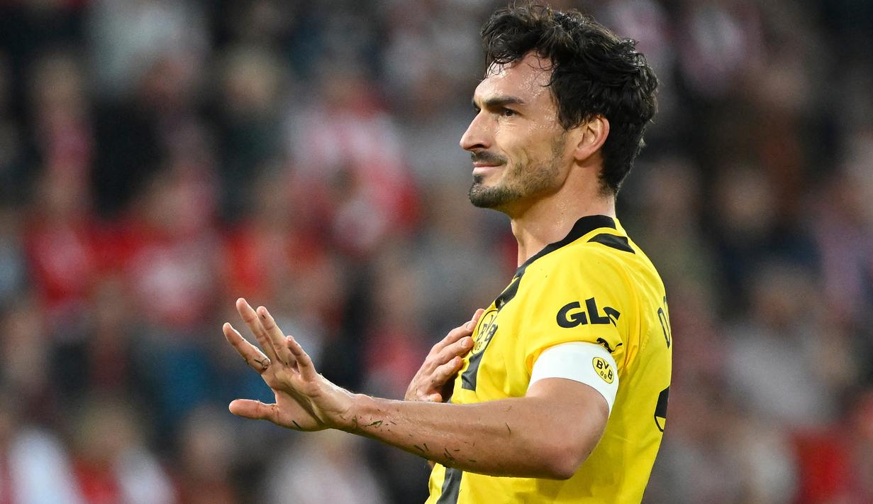 Bek Borussia Dortmund, Mats Hummels saat menghadapi Union Berlin pada laga Liga Jerman 2022/2023 di Berlin (16/10/2022). Mats Hummels sejatinya adalah lulusan akademi Bayern Munchen yang dipromosikan ke tim utama pada tengah musim 2006/2007 dan akhirnya dipinjamkan ke Borussia Dortmund pada paruh kedua 2007/2008 hingga akhirnya dipermanenkan pada awal musim 2009/2010. Pada 2016/2017 ia kembali hijrah ke Bayern Munchen dan bertahan hingga 2018/2019. Borussia Dortmund kembali mendatangkannya pada 2019/2020 dan bertahan hingga kini. (AFP/Tobias Schwarz)