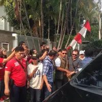 Gatot Brajamusti tiba di kediamannya, kawasan Pondok Pinang, Jakarta Selatan untuk pemerikaan lebih lanjut. (Nurwahyunan/Bintang.com)