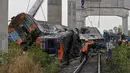 Sebagai informasi, peristiwa nahas tersebut terjadi pada Rabu (14/1/2026) pagi waktu setempat. Tampak dalam foto, puing-puing setelah crane atau derek konstruksi jatuh menimpa kereta penumpang di provinsi Nakhon Ratchasima, Thailand, Rabu 14 Januari 2026. (AP Photo/Sakchai Lalit)