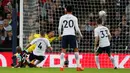 Pemain West Ham, Andre Ayew (kiri) berhasil membobol gawang Tottenham Hotspur seusai babak keempat Piala Liga Inggris di Wembley, Kamis (26/10) dini hari. The Spurs tersingkir dari Piala Liga setelah dikalahkan West Ham 2-3. (AP Photo/Kirsty Wigglesworth)