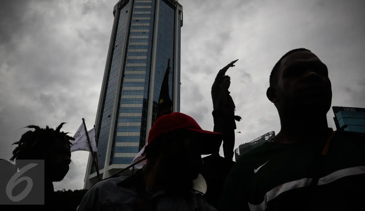 Massa pengunjuk rasa Aliansi Mahasiswa Papua dan Front berorasi di jalan Imam Bonjok, Jakarta, Kamis (1/12). Dalam aksinya mereka meminta kemerdekaan di Tanah Papua, terutama di Papua Barat. (Liputan6.com/Faizal Fanani)
