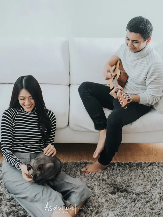 Meskipun terlihat sederhana, akan tetapi foto ini tampak romantis. Raditya Dika terlihat sedang memainkan gitar, sedangkan Anissa sibuk dengan kucing yang ada di pangkuannya. (Foto: instagram.com/aldosinarta)