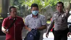 Kepala Kantor Imigrasi Kelas I Mataram Kurniadie (tengah) tiba di Gedung KPK, Jakarta, Selasa (28/5/2019). Kurniadie menutupi mukanya dengan masker saat tiba di Gedung KPK. (Liputan6.com/HO/Joni)