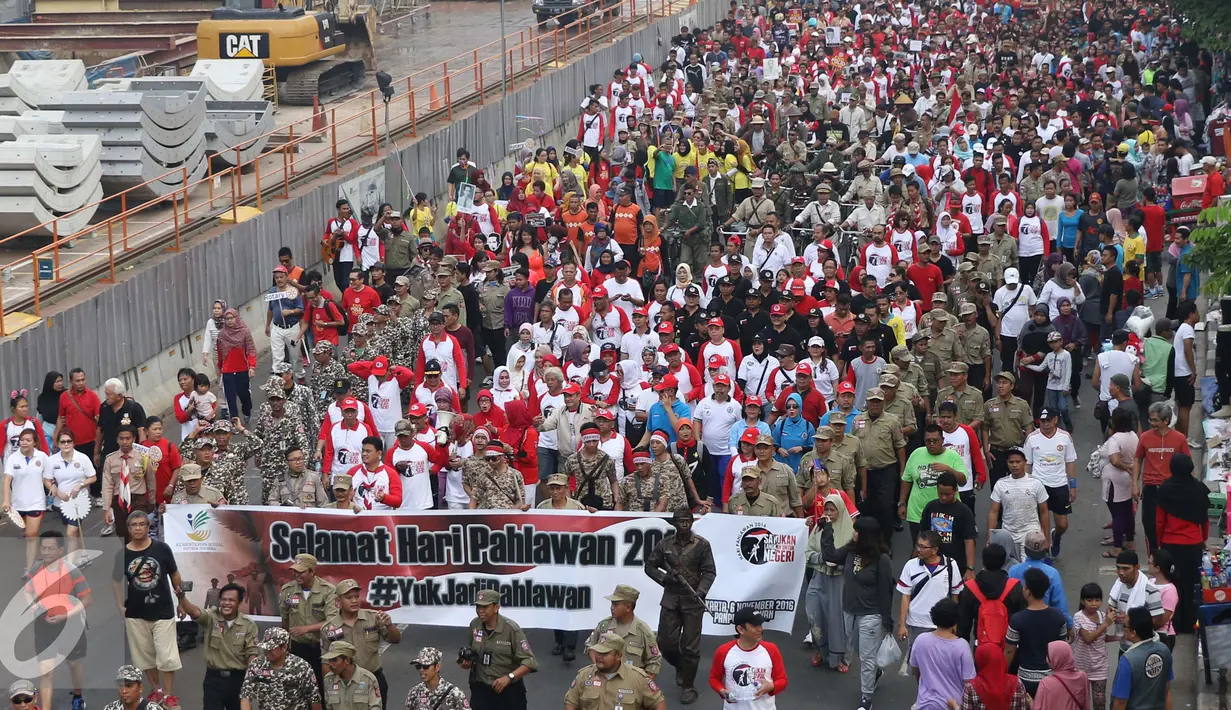 Ribuan peserta saat mengikuti jalan sehat di Car Free Day, Bundaran HI, Jakarta, Minggu (6/11). Menjelang hari pahlawan Khofifah mengajak warga agar lebih mengingat jasa para pahlawan serta mempererat persatuan bangsa. (Liputan6.com/Gempur M. Surya)