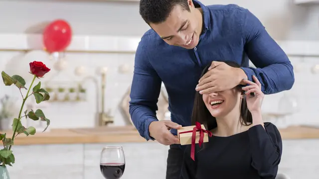 Ilustrasi memberikan hadiah pada pasangan