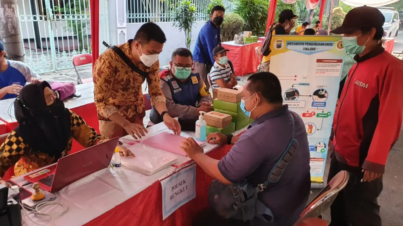 Layanan Polrestabes dan Pemkot Surabaya untuk warga di Rungkut Surabaya. (Dian Kurniawan/Liputan6.com)