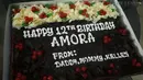 Kue ulang tahun Amora dari ayah, ibu dan adiknya. Sebelumnya, penyanyi dan juga anggota DPR itu meminta izin pihak sekolah untuk merayakan tiup lilin di sekolah. [Instagram/krisdayantilemos]