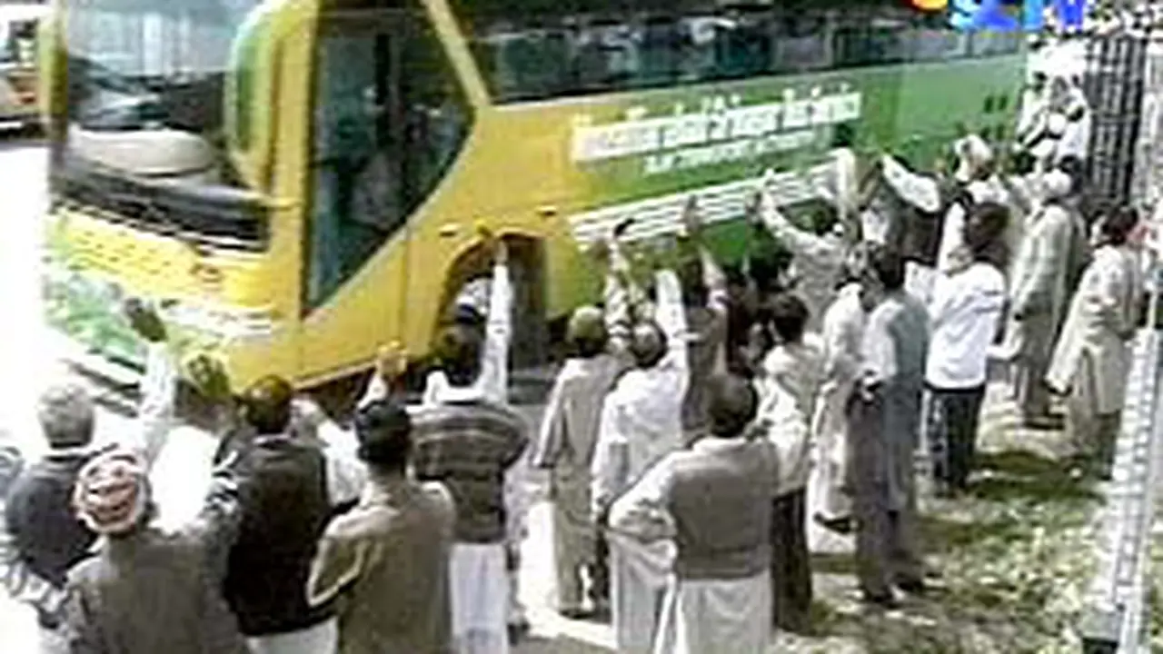 080405aLnKashmirBUs.jpg