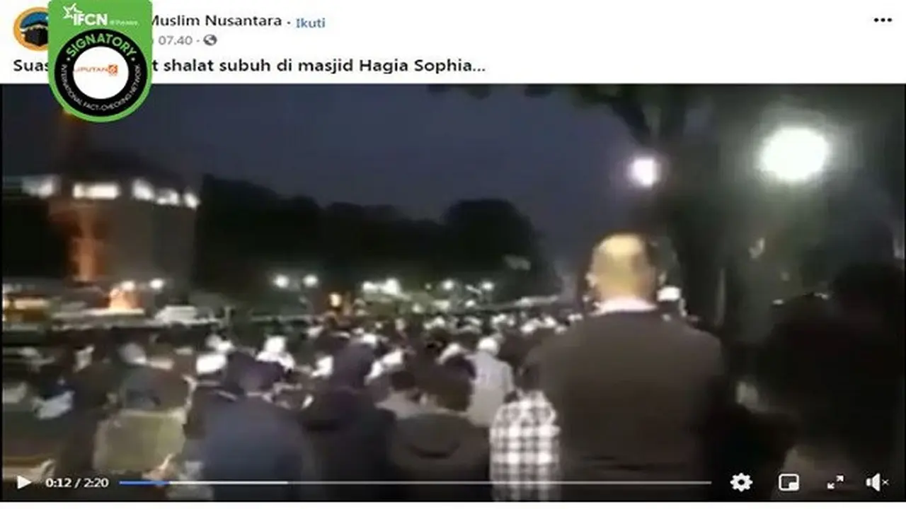 Gambar Tangkapan Layar Video Salat Berjamaah di Jalanan Hagia Sophia