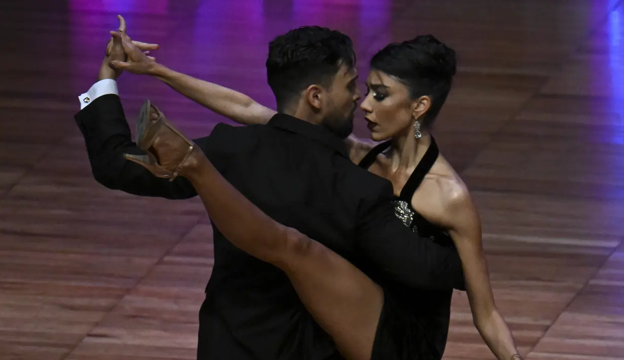 <p>Penari Brasil Guilheme Monteiro (kiri) dan Amanda Marques bersaing dalam semifinal Kejuaraan Tango Dunia di Buenos Aires, Argentina (15/9/2022). Seperti setiap tahun, Buenos Aires sekali lagi menjadi kiblat bagi para penari internasional yang berpartisipasi hingga 18 September. (AFP Photo/Luis Robayo)</p>