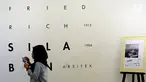 Pengunjung melintas masuk ruang pameran arsip Friedrich Silaban di Galeri Nasional, Jakarta, Sabtu (11/11). Sejumlah arsip dan beragam dokumen milik arsitek Friedrich Silaban dipamerkan. (Liputan6.com/Helmi Fithriansyah)