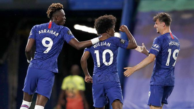 Para pemain Chelsea merayakan gol yang dicetak oleh Willian ke gawang Manchester City pada laga Premier League di Stadion Stamford Bridge, Kamis (25/6/2020). Chelsea menang 2-1 atas Manchester City. (AP Photo/Adrian Dennis)
