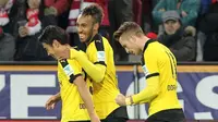 Para pemain Borussia Dortmund merayakan gol ke gawang Mainz pada laga Bundesliga di Coface Arena, Mainz, Sabtu (17/10/2015) dini hari WIB. (AFP PHOTO / Daniel Roland)