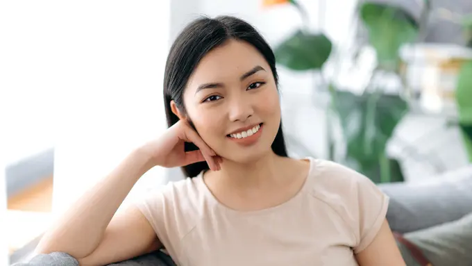 tersenyum bahagia santai