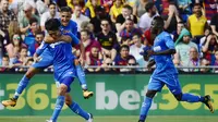 Goku Shibasaki (kiri) rayakan gol ke gawang Barcelona ( PIERRE-PHILIPPE MARCOU / AFP)