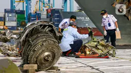 Pesawat Sriwijaya Air SJ 182 hilang kontak pada Sabtu (9/1/2021). Pesawat dengan nomor registrasi PK-CLC dengan rute penerbangan Jakarta-Pontianak membawa 56 penumpang ditambah 6 kru dipastikan jatuh di Kepulauan Seribu, Jakarta Utara. (Liputan6.com/Faizal Fanani)