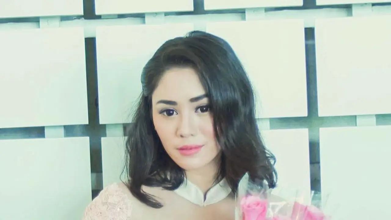 Saphira Indah (Instagram / saphira_indah - https://www.instagram.com/p/Bgp2qC7g4cJ/