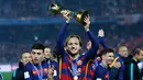 Pemain Barcelona, Ivan Rakitic mengangkat trofi Piala Dunia Antarklub 2015 usai menundukkan River Plate 3-0, dalam pertandingan di Stadion Internasional Yokohama, Jepang, Minggu (20/12). Barca menaklukan River Plate 3-0. (Reuters/Thomas PeterLivepic)
