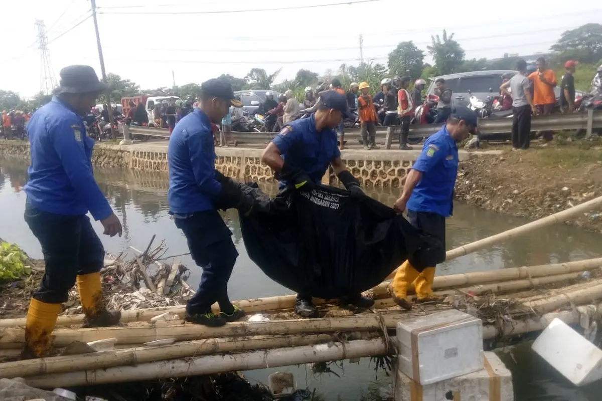 Jasad Bocah Korban Banjir Tangerang, Ditemukan Tersangkut di Kali Item Jakbar