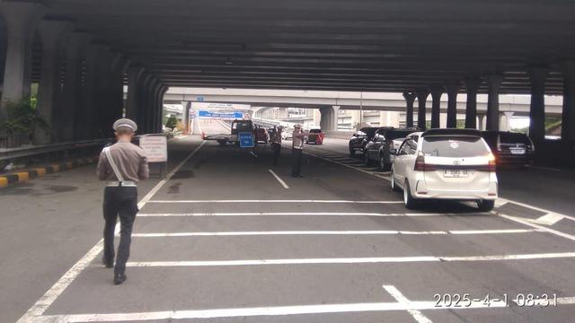 Kondisi lalu lintas di ruas Jalan Layang Sheikh Mohamed Bin Zayed (MBZ) menuju Cikampek.