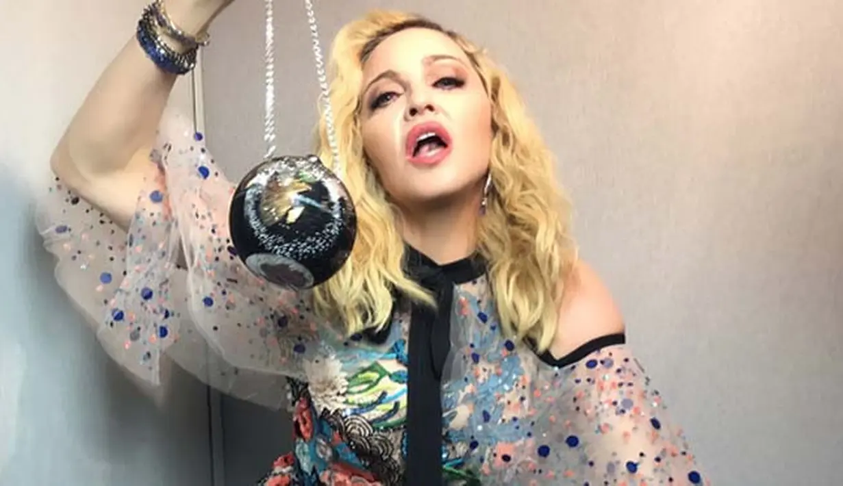 “Aku semakin paham soal hidp. Aku pun mulai mengetahui cara mengungkap perasaan yang baik. Aku juga tak segan mengkritik pemerintah dan politisi lain, serta apapun yang sifatnya sementara,” ungkap Madonna. (Instagram/Madonna)