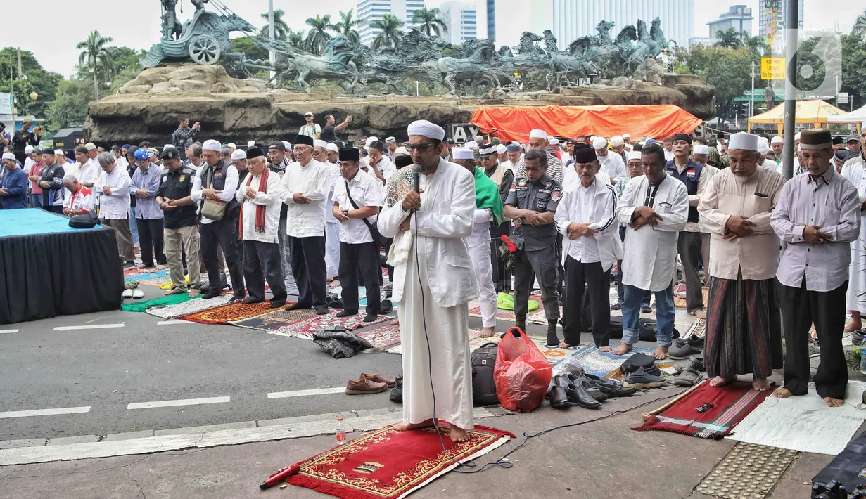 Mantan Menteri Agama Fachrul Razi juga terlihat berada di kumpulan massa yang salat Jumat. (Liputan6.com/Angga Yuniar)