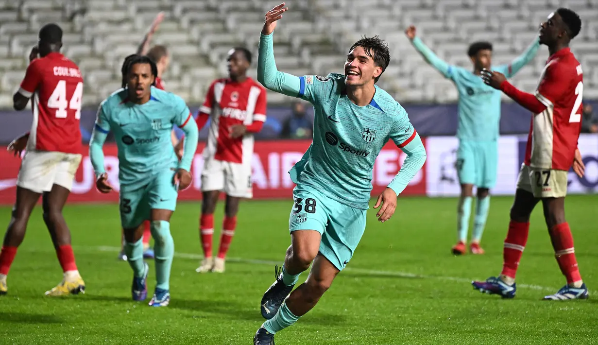 Pemain Barcelona, Marc Guiu (tengah) merayakan golnya ke gawang Royal Antwerp pada laga lanjutan Grup H Liga Champions 2023/2024 di Bosuilstadion, Antwerp, Belgia, Kamis (14/12/2023) dini hari WIB. Tampil sebagai pemain pengganti, Guiu berhasil menjebol gawang lawan pada menit ke-90+1 melalui sundulannya setelah memanfaatkan tendangan bebas yang dieksekusi oleh Ilkay Gundogan. (AFP/John Thys)