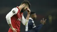 Striker Arsenal, Olivier Giroud, tampak kecewa usai ditahan imbang Crvena Zvezda pada laga Liga Europa di Stadion Emirates, London, Kamis (2/11/2017). Kedua klub bermain imbang 0-0. (AP/Tim Ireland)